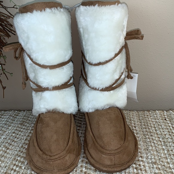 NWT Faux Fur Lined Booties Women’s Size 5/6 - Picture 3 of 9